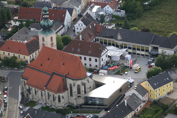 Luftbild mit Fokus im Osten der Kirche